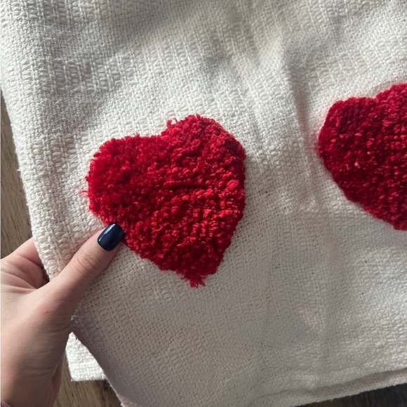 Valentines blanket raised hearts and has tassels Nicole Miller - Picture 4 of 7